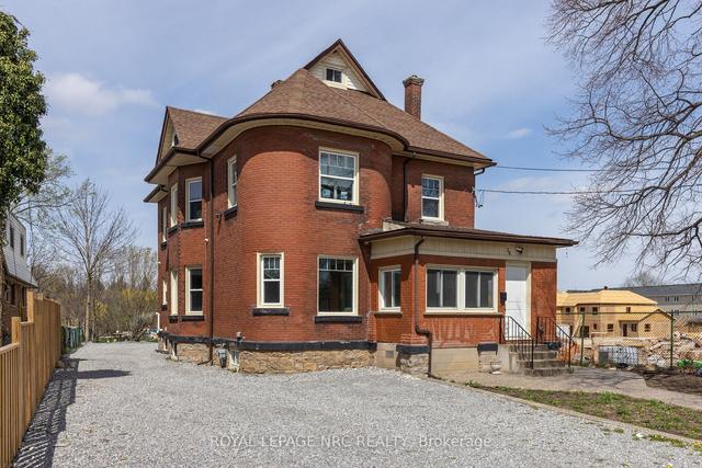 MAIN - 238 W Main St, House detached with 3 bedrooms, 1 bathrooms and 1 parking in Welland ON | Image 1