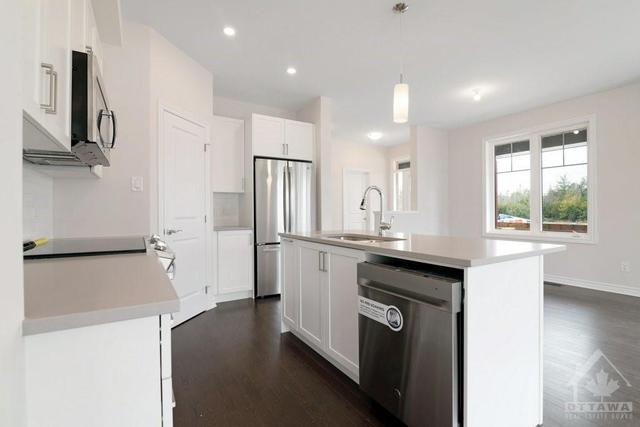 108 Wabikon Cres, Townhouse with 4 bedrooms, 4 bathrooms and 4 parking in Ottawa ON | Image 7
