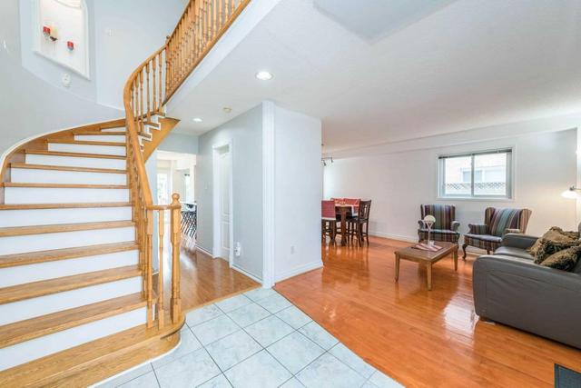9 Hood Cres, House detached with 4 bedrooms, 3 bathrooms and 2 parking in Brampton ON | Image 5
