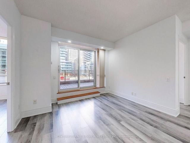 403 - 123 Eglinton Ave E, Condo with 2 bedrooms, 2 bathrooms and 1 parking in Toronto ON | Image 3