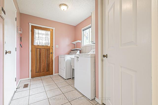 17 Simmons Cres, House detached with 2 bedrooms, 3 bathrooms and 4 parking in Aurora ON | Image 9