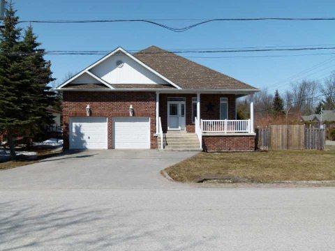 886 Nantyr Dr, House detached with 2 bedrooms, 3 bathrooms and 4 parking in Innisfil ON | Image 1
