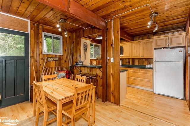 4 Severn River Shore, House detached with 2 bedrooms, 1 bathrooms and null parking in Muskoka Lakes ON | Image 2