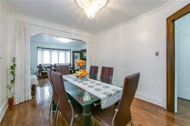 MAIN - 16 Glenside Ave, House detached with 2 bedrooms, 1 bathrooms and 1 parking in Toronto ON | Image 9