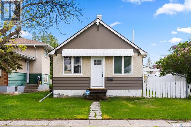 2215 Broder St, House detached with 2 bedrooms, 1 bathrooms and null parking in Regina SK | Image 2
