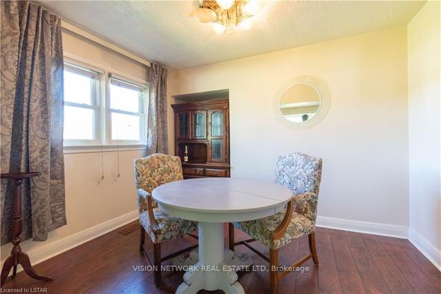 42 Cronyn Cres, House detached with 2 bedrooms, 2 bathrooms and 3 parking in London ON | Image 3