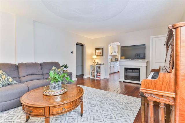 56 Fulton St, House detached with 3 bedrooms, 2 bathrooms and 5 parking in Brantford ON | Image 3