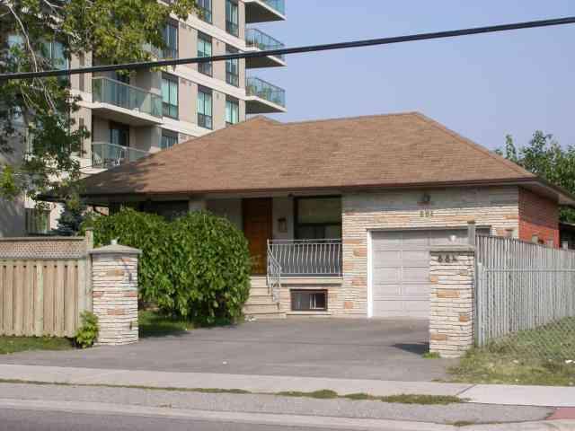 884 Sheppard Ave W, House detached with 3 bedrooms, 2 bathrooms and 4 parking in North York ON | Image 1