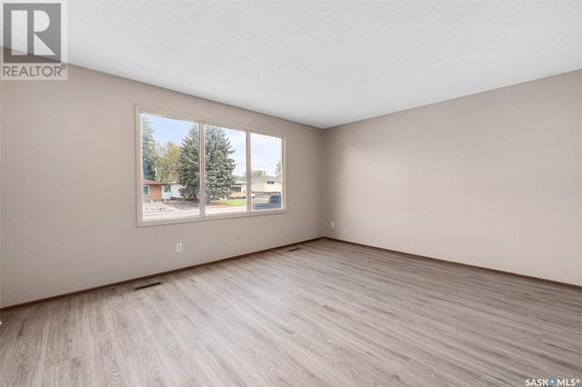 1159 Hastings St, House semidetached with 3 bedrooms, 1 bathrooms and null parking in Moose Jaw SK | Image 2
