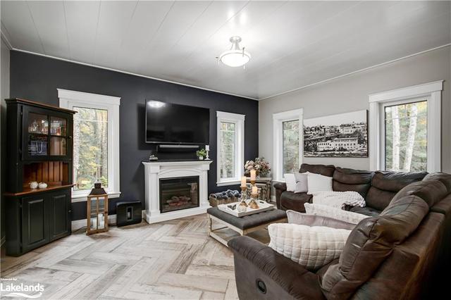 1207 Germania Rd, House detached with 3 bedrooms, 3 bathrooms and 12 parking in Gravenhurst ON | Image 2