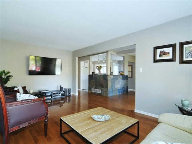 885 Vicki Dr, House detached with 3 bedrooms, 2 bathrooms and 2 parking in Pickering ON | Image 5
