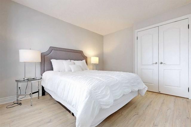 909 - 2 Clairtrell Rd, Condo with 2 bedrooms, 2 bathrooms and 1 parking in North York ON | Image 2