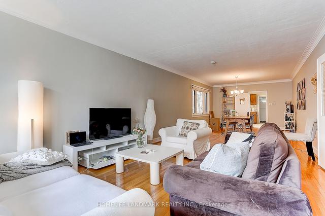 MAIN - 114 Walmer Rd, House detached with 8 bedrooms, 3 bathrooms and 5 parking in Toronto ON | Image 12