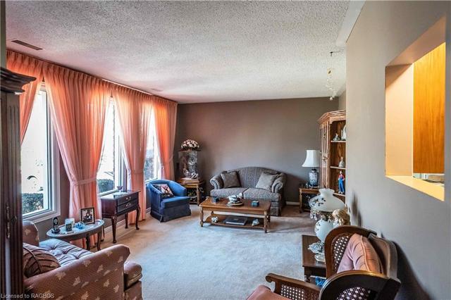 90 Carson Lake Cres, House detached with 3 bedrooms, 1 bathrooms and null parking in Sauble Beach ON | Image 5