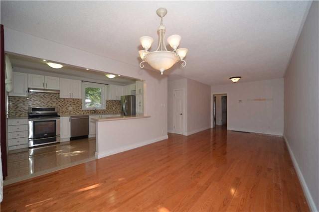 MAIN - 259 Taylor Mills Dr N, House semidetached with 3 bedrooms, 1 bathrooms and 2 parking in Richmond Hill ON | Image 3