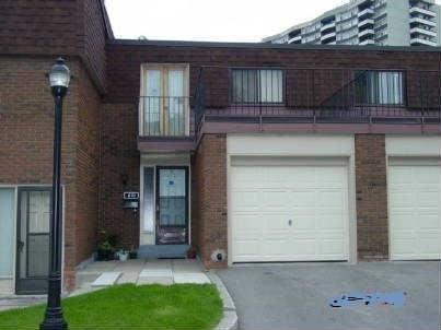 210 Sprucewood Crt, Townhouse with 3 bedrooms, 2 bathrooms and 2 parking in Toronto ON | Image 1