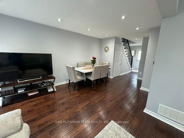 110 Heathcliffe Sq, Townhouse with 3 bedrooms, 2 bathrooms and 2 parking in Brampton ON | Image 12
