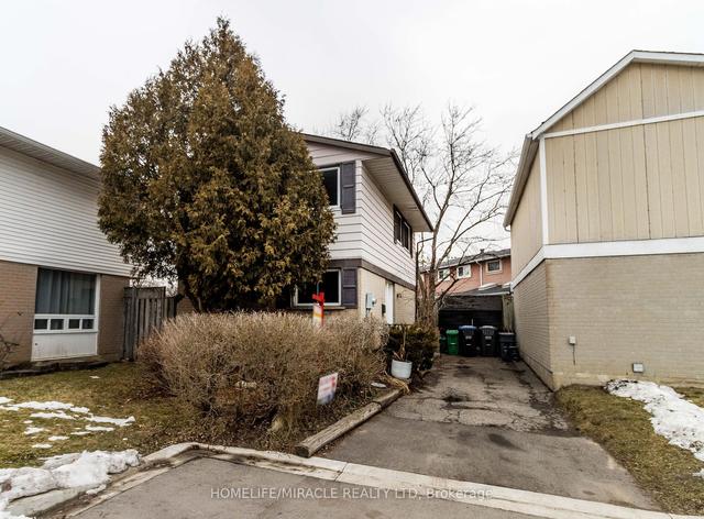 9 Grasspoint Sq, House detached with 3 bedrooms, 1 bathrooms and 4 parking in Brampton ON | Image 1