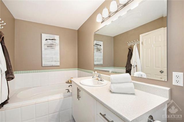 886 Ashenvale Way, Townhouse with 3 bedrooms, 3 bathrooms and 2 parking in Ottawa ON | Image 17