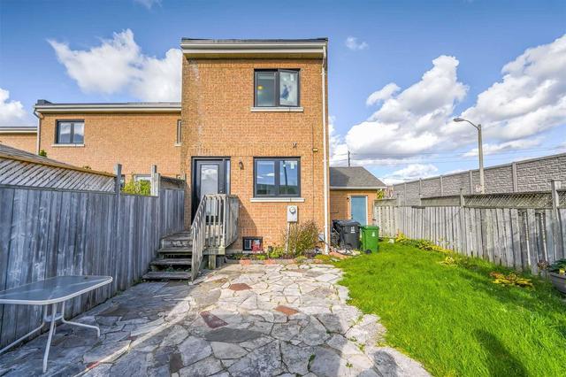 MAIN - 39A Lippincott St E, House attached with 3 bedrooms, 2 bathrooms and 2 parking in York ON | Image 15