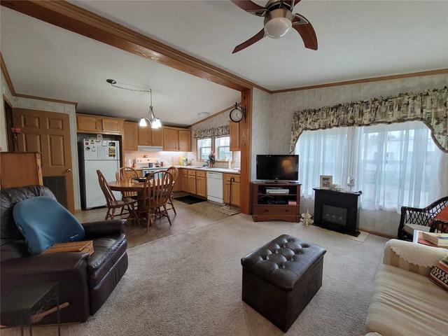 9 Illinois Cres, Home with 2 bedrooms, 2 bathrooms and 2 parking in Wasaga Beach ON | Image 4