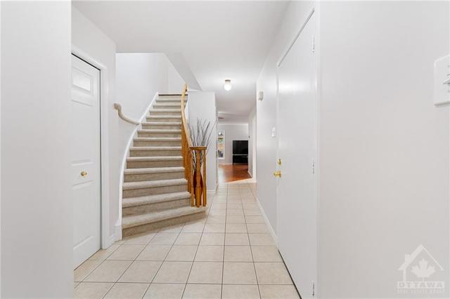 9 Kirkpatrick Crt, House detached with 3 bedrooms, 3 bathrooms and 3 parking in Kanata ON | Image 3