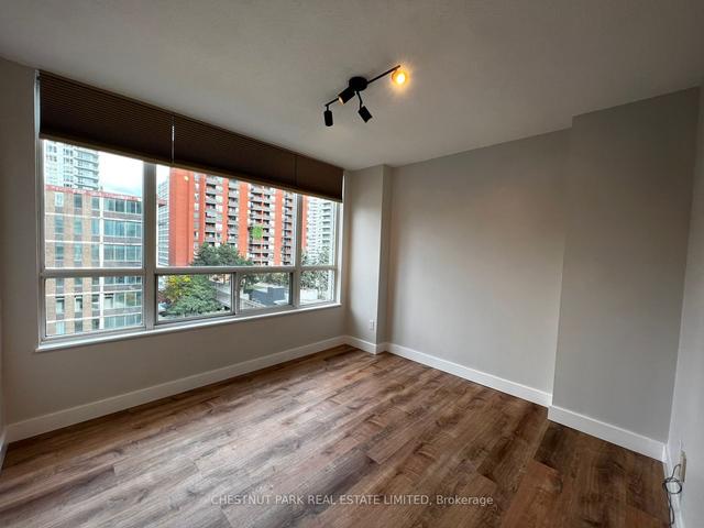 909 - 43 Eglinton Ave E, Condo with 2 bedrooms, 1 bathrooms and 1 parking in Toronto ON | Image 3