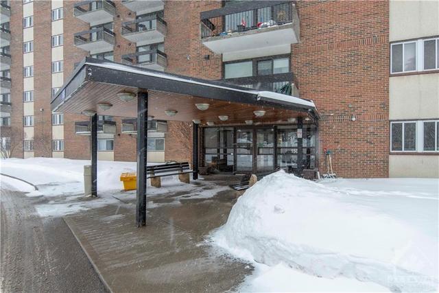 909 - 1505 Baseline Rd, Condo with 3 bedrooms, 2 bathrooms and 2 parking in Ottawa ON | Image 2