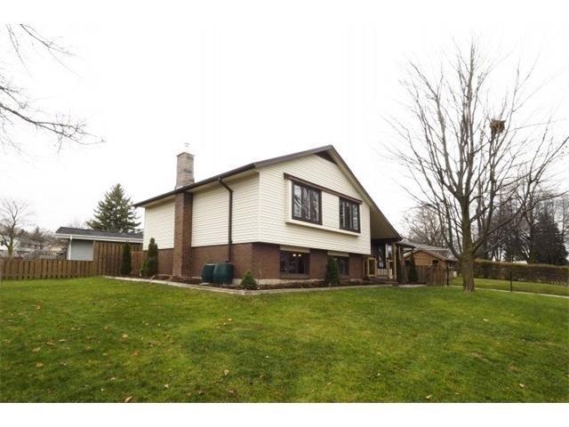 9 Jay Crt, House detached with 2 bedrooms, 1 bathrooms and 1 parking in Kitchener ON | Image 1