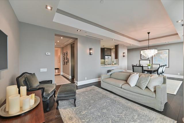 704 - 77 Charles St W, Condo with 2 bedrooms, 2 bathrooms and 2 parking in Toronto ON | Image 7