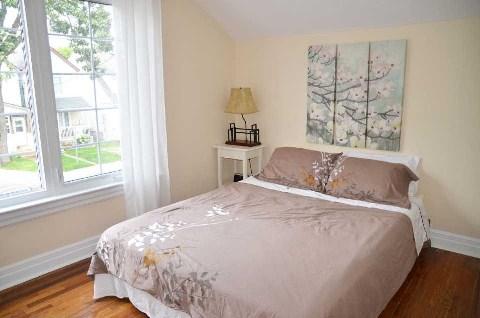 803 Sammon Ave, House detached with 2 bedrooms, 1 bathrooms and 1 parking in East York ON | Image 15