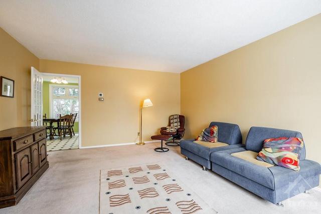 885 Greenbriar Ave, Townhouse with 3 bedrooms, 1 bathrooms and 2 parking in Ottawa ON | Image 8