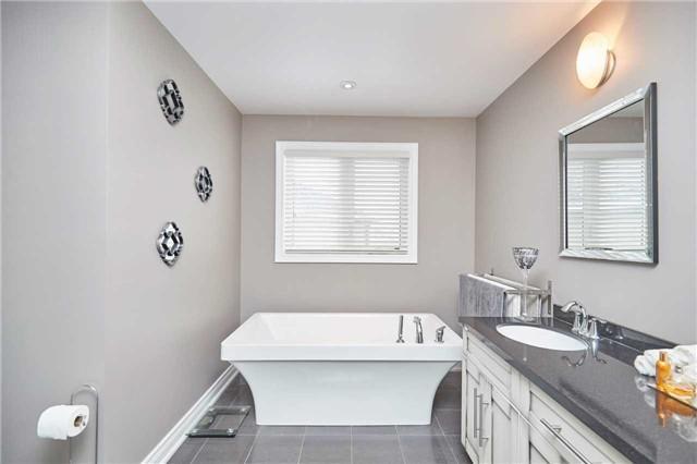 8860 Silverstar Crt, House semidetached with 3 bedrooms, 3 bathrooms and 4 parking in Niagara Falls ON | Image 9