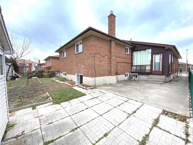 MAIN - 111 Linkdale Rd, House detached with 3 bedrooms, 1 bathrooms and 5 parking in Brampton ON | Image 8