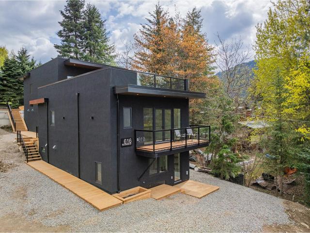 B - 616 Richards St, House detached with 3 bedrooms, 3 bathrooms and 2 parking in Nelson BC | Image 10
