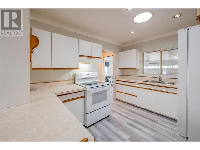 11214 Adams Ave, House detached with 3 bedrooms, 1 bathrooms and 2 parking in Summerland BC | Image 9