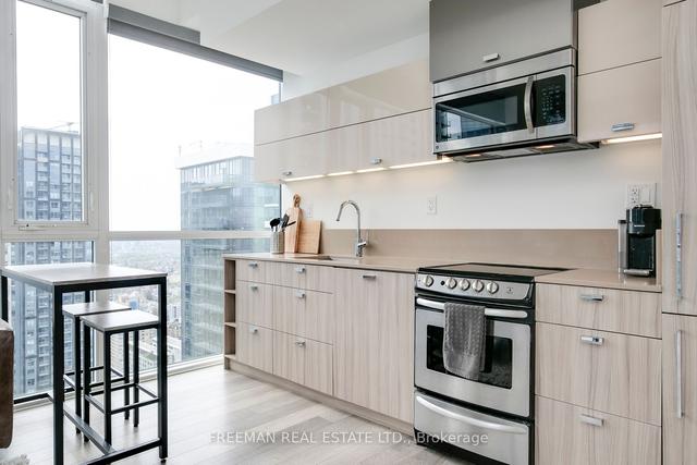 4011 - 290 Adelaide St W, Condo with 1 bedrooms, 1 bathrooms and 1 parking in Toronto ON | Image 2