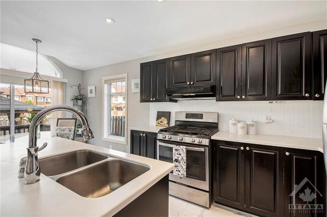 886 Ashenvale Way, Townhouse with 3 bedrooms, 3 bathrooms and 2 parking in Ottawa ON | Image 11