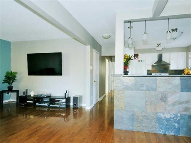 885 Vicki Dr, House detached with 3 bedrooms, 2 bathrooms and 2 parking in Pickering ON | Image 2