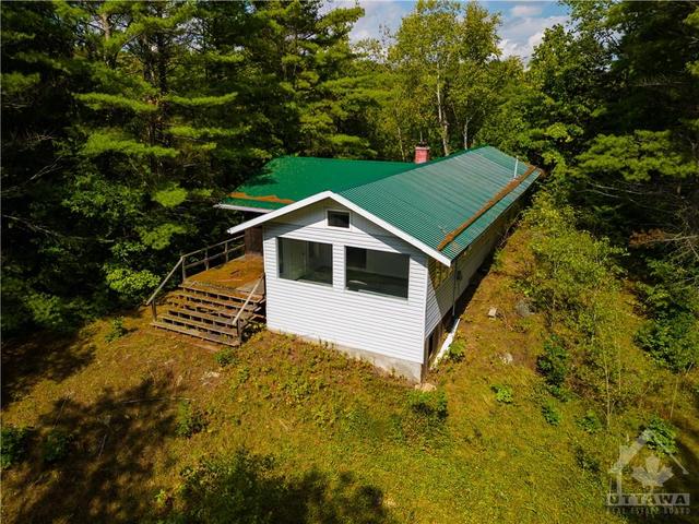 8860 Highway 41 Hwy, House detached with 2 bedrooms, 1 bathrooms and 10 parking in Addington Highlands ON | Image 2