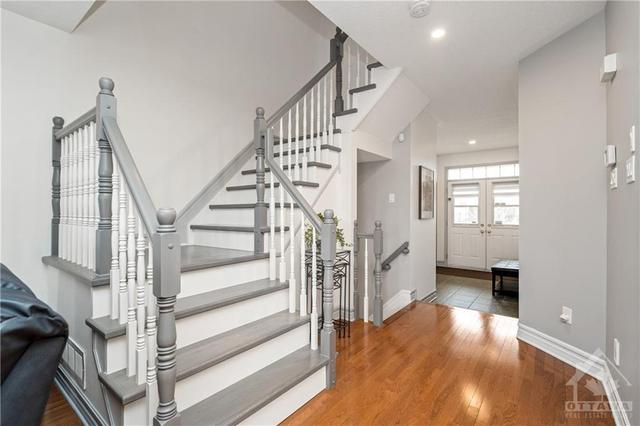 1778 Jersey St, Townhouse with 3 bedrooms, 2 bathrooms and 3 parking in Ottawa ON | Image 4