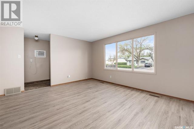 1159 Hastings St, House semidetached with 3 bedrooms, 1 bathrooms and null parking in Moose Jaw SK | Image 4