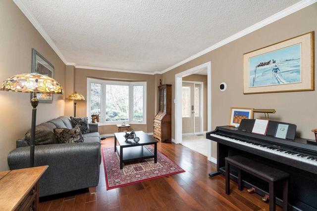9 Iris Cres, House detached with 4 bedrooms, 3 bathrooms and 6 parking in Brampton ON | Image 7