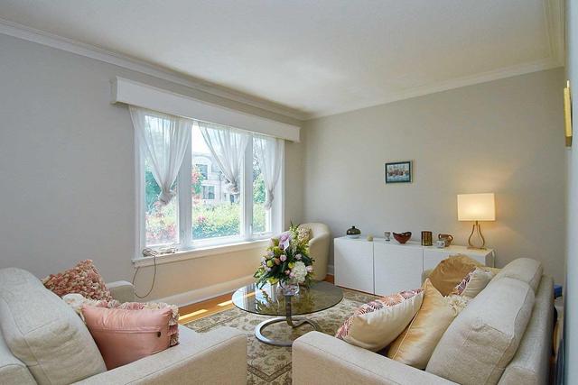 MAIN - 138 Johnston Ave, House detached with 3 bedrooms, 1 bathrooms and 2 parking in North York ON | Image 4