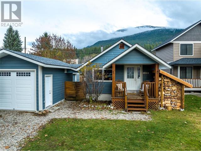 1408 Third St W, House detached with 2 bedrooms, 1 bathrooms and 1 parking in Revelstoke BC | Image 1