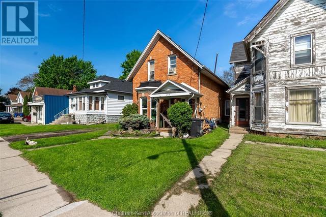 215 Grand Ave E, House detached with 3 bedrooms, 2 bathrooms and null parking in Chatham Kent ON | Image 2