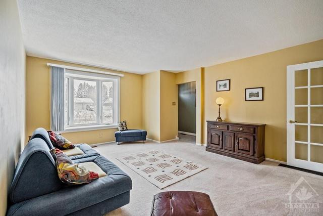 885 Greenbriar Ave, Townhouse with 3 bedrooms, 1 bathrooms and 2 parking in Ottawa ON | Image 7