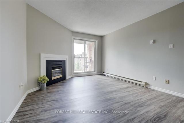 301 - 2230 Trafalgar St, Condo with 3 bedrooms, 2 bathrooms and 1 parking in London ON | Image 3