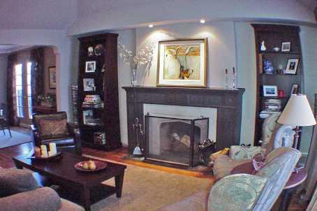 9 Kirk Bradden Rd W, House detached with 2 bedrooms, 2 bathrooms and 2 parking in Etobicoke ON | Image 2