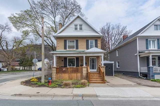 335 King St W, House detached with 4 bedrooms, 3 bathrooms and 1 parking in Dundas ON | Image 1